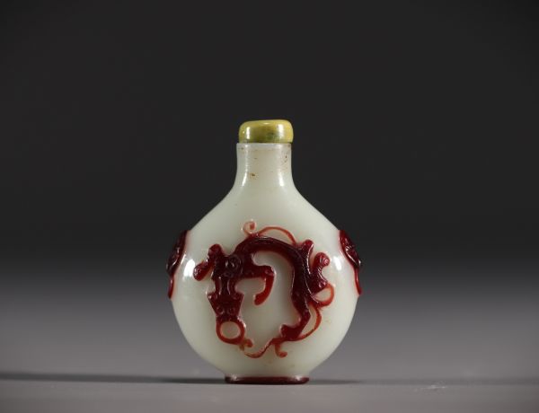 Chine - Tabatière en verre multicouche à  décor de dragons.