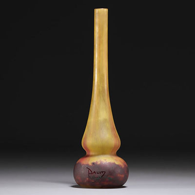 DAUM Nancy - Vase soliflore dans des tons de jaune et de violet, signé.