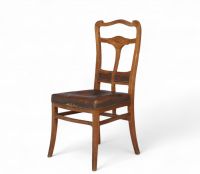 Victor Horta (1861-1947) Suite exceptionnelle de six chaises Art nouveau – Commande de Valère Carpentier (1899)  Cet ensemble rare de six chaises en chêne est une remarquable illustration du style Art nouveau de Victor Horta, l’un des pionniers de ce mouvement en Belgique. Ces pièces ont été spécialement conçues en 1899 pour Valère Carpentier, un riche industriel et amateur d’art, à l’occasion de
