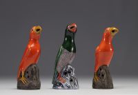Chine - ensemble de trois perroquets en grès vernissé, dynastie Qing.
