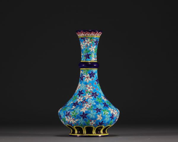 Longwy - Vase Napoléon III en faïence et émaux à décor de fleurs sur fond bleu azur, XIXème.