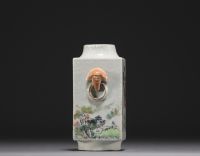 Chine - Vase quadrangulaire en porcelaine à décor d'oiseaux.