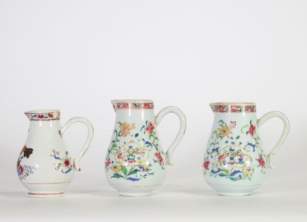 Lot composé de trois verseuses en porcelaine de Chine famille rose à décor floral polychrome, époque Qianlong, XVIIIe siècle.