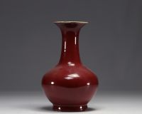 Chine - Vase balustre en porcelaine sang de bœuf, époque Qing.