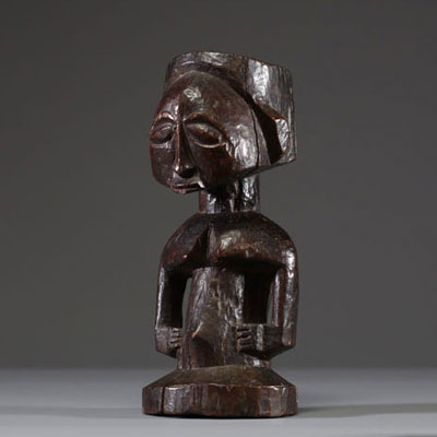 Afrique RDC - Statue figurative fétiche Luba Hemba en bois sculpté, début XXème.