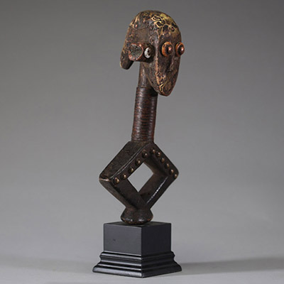 Afrique - Figure de reliquaire Mbumba Kota Sango en bois sculpté, cuivre et clous de tapissier, Gabon, début XXème ou antérieure.