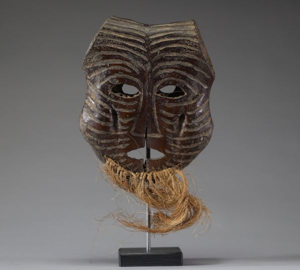 Afrique RDC - Rare ancien masque Lega / Warega en os plat de crâne de buffle et raphia, Congo RDC, 1ère moitié XXème.
