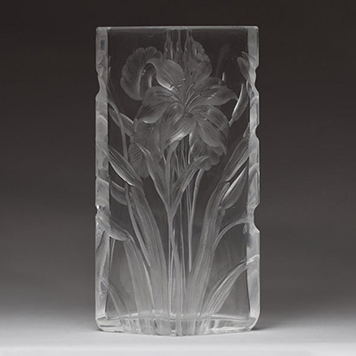 Val Saint Lambert - Vase en cristal taillé à décor d'Iris, signé sous la base.