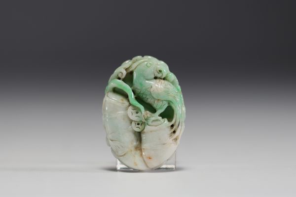 Chine - Pendentif en jade à décor de perruche.