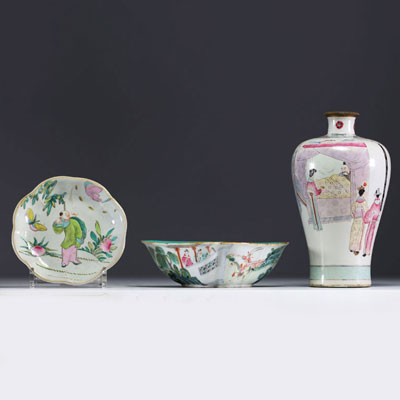 China - Lot of Famille Rose porcelain, 19th century, mark under the vase.