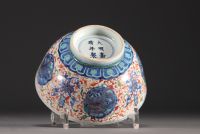 Chine - Grand bol en porcelaine à décor de lions en cartouche et fleurs, marque Ming.