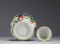 China - Green family polychrome porcelain covered pot decorated with characters, 19th century.