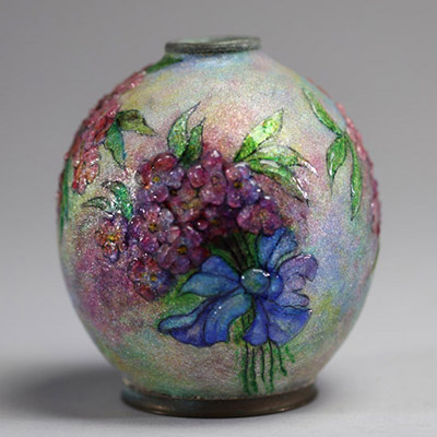Camille FAURÉ (1874-1956) Vase Art Déco en cuivre émaillé à décor floral multicolore, signé Fauré.