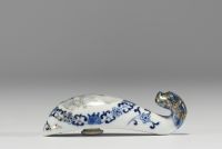 China - Polychrome porcelain fibula with landscape decoration, blue mark, 19th century.