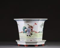 Chine - Jardinière en porcelaine polychrome famille rose à décor de courtisanes, époque République, XXème.