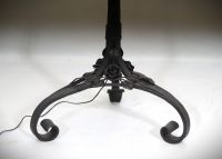 Charles SCHNEIDER (1881-1953) Lampadaire Art Nouveau en métal forgé à décor de feuillages et de roses, coupole en verre marmoréen, signé Schneider.