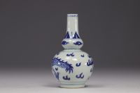 Chine - vase en porcelaine blanche et bleue à décor de 