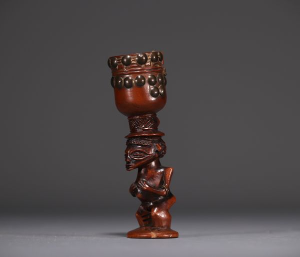 Mortier à tabac Chokwe en bois sculpté rehaussé de clous en laiton, début XXe siècle.
