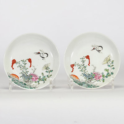 Chine, paire de petites assiettes en porcelaine à décor polychrome de grues, marque apocryphe de Guangxu, fin XIXe – début XXe siècle
