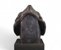 Chen M. – Sculpture en terre cuite polychrome “Tête de babouin”.