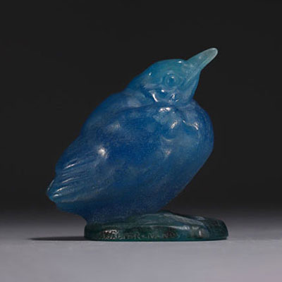 Amalric WALTER (1870-1959) Oiseau en pate de verre bleue, signé sur le bord de la base.