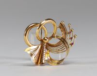 Broche en or jaune 18ct, noeuds et cercles, sertie de trois petits rubis, 15,5gr.