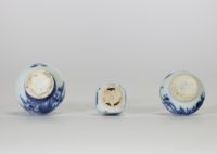 Chine, XVIIIe siècle, lot de trois miniatures en porcelaine bleu et blanc, à décor floral, dont un flacon muni d’un col en argent