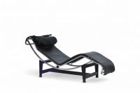 Chaise longue en cuir noir et structure en acier chromé dans le goût du modèle LC4 de Le Corbusier.