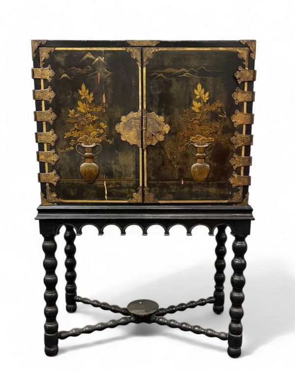 Japon - Cabinet en laque du Japon noir et or à décor de vases fleuris dans un fond montagneux, période Edo.