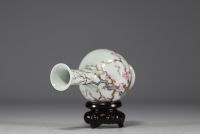 Chine - Vase en porcelaine de la famille rose à décor de branches fleuries, marque sous la pièce.