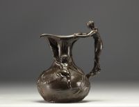 Ensemble d'une verseuse et d'un vase Art Nouveau en étain polis, vers 1900.