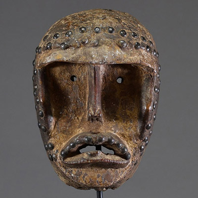 Afrique - Masque de justice Kran en bois sculpté et clous de tapissier, Côte d’Ivoire, 1ère moitié XXème.