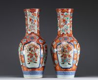 Japon - Paire de vases Imari à décor de fleurs et de guerriers Samouraï, fin XIXème.