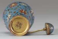 Flacon tabatière en émail cloisonné à décor floral, Chine, marque Qianlong