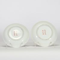 Chine, paire de petites assiettes en porcelaine à décor polychrome de grues, marque apocryphe de Guangxu, fin XIXe – début XXe siècle
