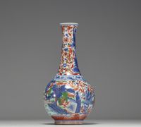 Chine - Vase en porcelaine polychrome à décor de personnages, époque XVIIème.