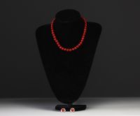 Set consisting of a necklace and a pair of earrings in red coral.