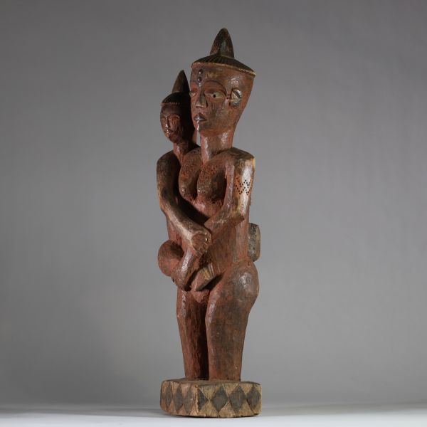 Très belle maternité ancienne tribale Pendé, Congo RDC. Bois, Patine mate, usée par le temps et les rites. Belle cohérence stylistique et forte expression émotionnelle. 1ère partie XXème s. H : 76 cm . Provenance : Auction Zemanek Würzburg, 2004.