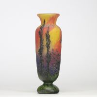 Daum Nancy Vase en verre multicouche gravé à l’acide à décor lacustre, vers 1900