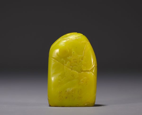 Chine - Sceau en pierre jaune sculptée de personnage dans un paysage et gravée d'un poème.