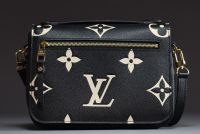 Louis VUITTON - Pochette Métis, sac à main bicolore en toile enduite monogrammée et finition en cuir de vachette naturel.