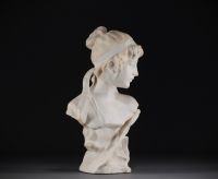 Buste de jeune femme en marbre blanc, d'époque Art Nouveau, vers 1900.