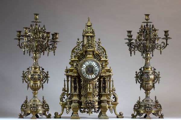 Garniture de cheminée en trois pièces de style néo-baroque en bronze doré.