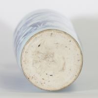 Chine, époque Transition, grand vase en porcelaine bleu et blanc à décor continu de dignitaires, serviteurs et lettrés dans un paysage de montagnes et de rivières animé de pavillons et de pins.