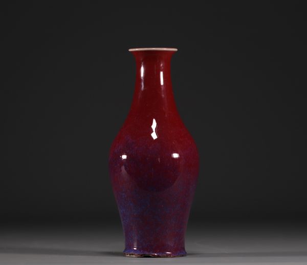 Chine - Vase en porcelaine à glaçure sang de boeuf flamé.