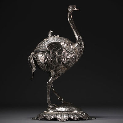 Ostrich in silver and vermeil, imposing covered bowl, table settings, late 19th century.