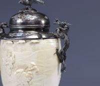Exceptionnel vase Japonais en ivoire avec une monture en argent et émail d'époque Meiji (明治時代 -1868 - 1912)