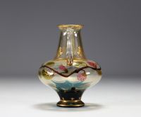 Vase d'époque Art Nouveau en verre à applications au décor de fleurs rehaussées à l'or