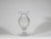 Baccarat - Petit vase Médicis en cristal taillé de style Empire, XIXème.