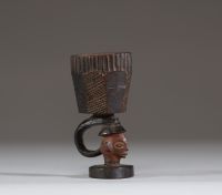 Afrique RDC - Coupe Pende en bois sculpté polychrome, première moitié XXème.